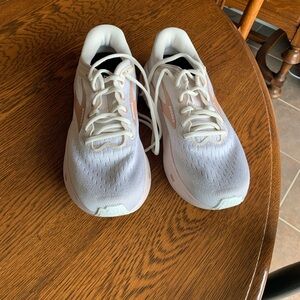 Women's Brookes tennis shoes